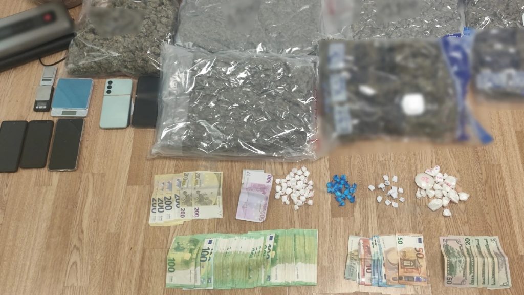 Τρεις συλλήψεις για διακίνηση ναρκωτικών στην Αττική – Βρέθηκαν πάνω από 15 κιλά κάνναβη, κοκαΐνη και χιλιάδες ευρώ σε μετρητά