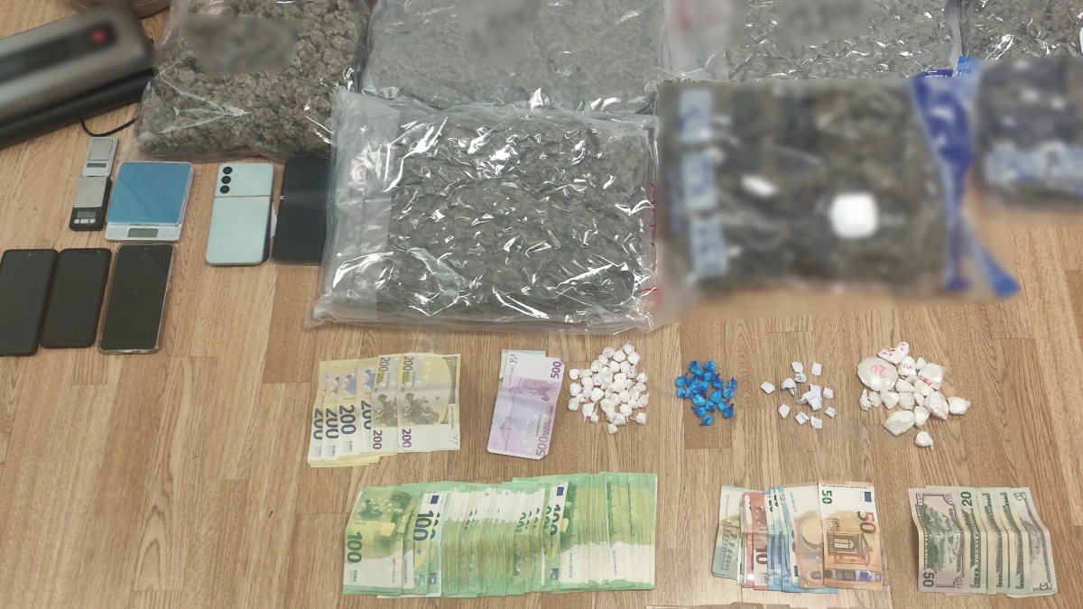 Τρεις συλλήψεις για διακίνηση ναρκωτικών στην Αττική – Βρέθηκαν πάνω από 15 κιλά κάνναβη, κοκαΐνη και χιλιάδες ευρώ σε μετρητά