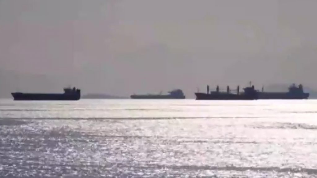 Στον “αέρα” η εκεχειρία μεταξύ ΗΠΑ και Ιράν – Προάγγελος επικίνδυνης κλιμάκωσης οι νέες επιθέσεις στα Στενά του Ορμούζ