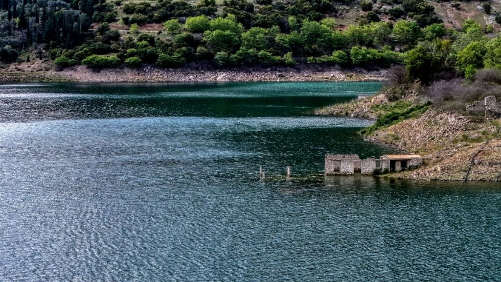 Τι συμβαίνει με τα αποθέματα νερού; Νέες εικόνες από τη λίμνη του Μόρνου