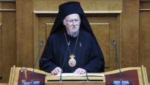 Ιστορική ομιλία Βαρθολομαίου στη Βουλή: “Υποστηρίζουμε κάθε ειρηνευτική πρωτοβουλία” (Εικόνες)