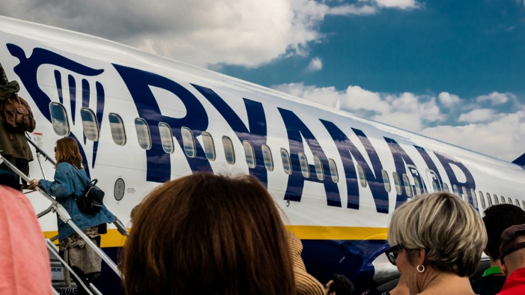 Η Ryanair ανακοίνωσε στους εργαζομένους ότι κλείνει τη βάση στη Θεσσαλονίκη – Πιθανή “μερική” επιστροφή στο μέλλον
