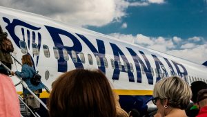 Η Ryanair ανακοίνωσε στους εργαζομένους ότι κλείνει τη βάση στη Θεσσαλονίκη – Πιθανή “μερική” επιστροφή στο μέλλον