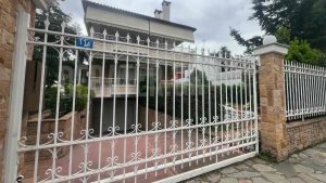 Κηφισιά: “Μπλοκαρίστηκε στο ασανσέρ και έπεσε στο κενό με το αναπηρικό της αμαξίδιο” – Θλίψη για την 85χρονη