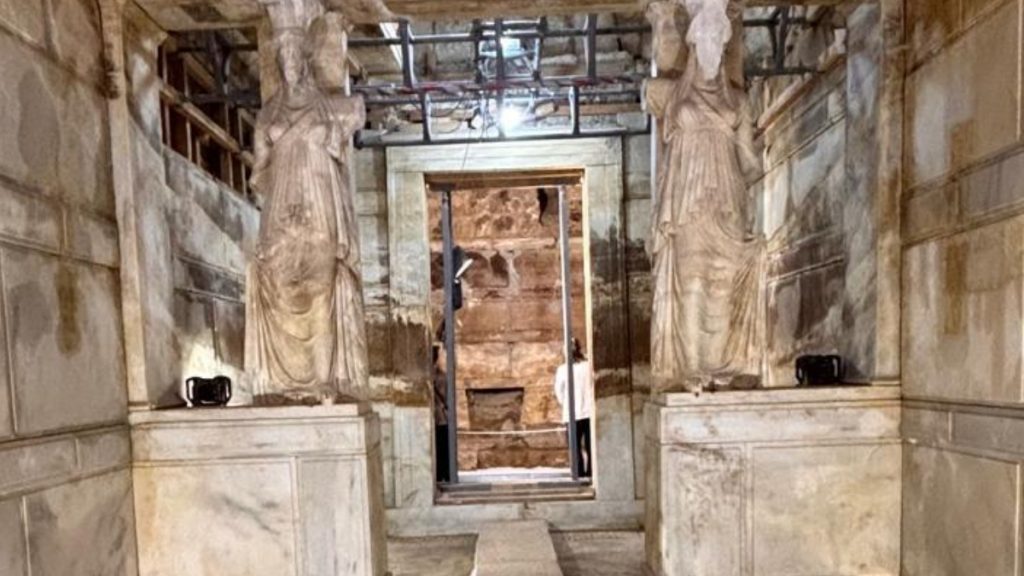 Αμφίπολη: Για πρώτη φορά στο “φως” το σύνολο του περιβόλου του Τύμβου Καστά – Δείτε φωτογραφίες