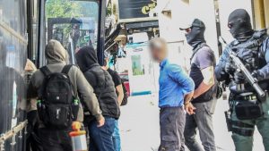 Ληστεία στην Κάτω Τιθορέα: Στην φυλακή 6 από τους 8 συλληφθέντες – Επεισόδια έξω από την Ευελπίδων