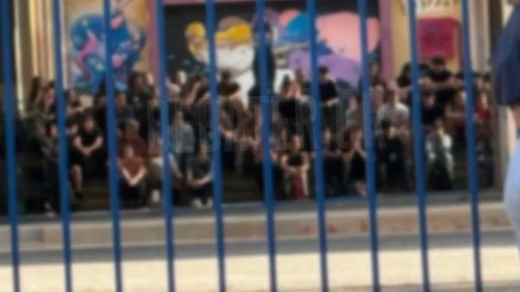 Ηλιούπολη: Θρήνος στο σχολείο των δύο κοριτσιών – Το βουβό “αντίο” στη 17χρονη (Φωτογραφία)