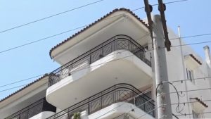 Ηλιούπολη: “Από μια κλωστή” κρέμεται η ζωή της 17χρονης που πήδηξε από την ταράτσα με τη φίλη της