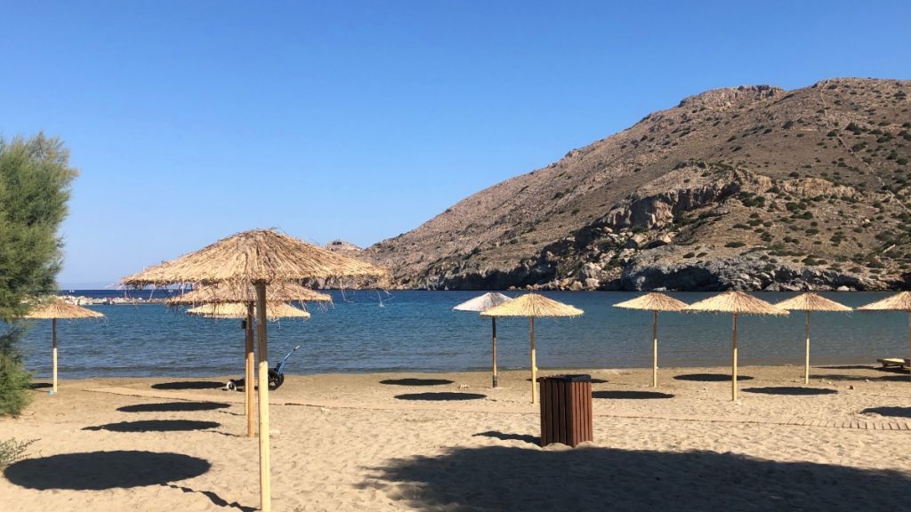 Η Σύρος δείχνει τον δρόμο: Προσβάσιμες παραλίες και δωρεάν δημοτικές ομπρέλες για όλους