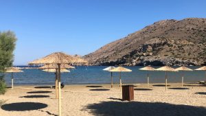 Η Σύρος δείχνει τον δρόμο: Προσβάσιμες παραλίες και δωρεάν δημοτικές ομπρέλες για όλους