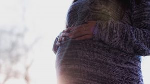 Αντικαταθλιπτικά και εγκυμοσύνη: Τι δείχνει νέα μελέτη για τον κίνδυνο αυτισμού και ΔΕΠΥ στα παιδιά