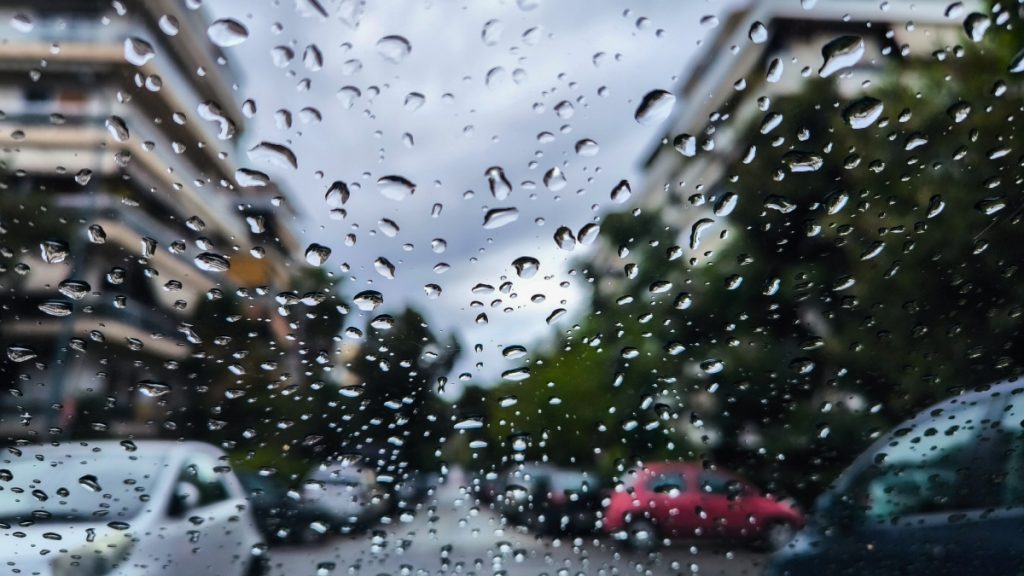 Καιρός σήμερα: Επιμένει η αστάθεια με βροχές και καταιγίδες – Μικρή άνοδος της θερμοκρασίας