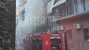 Μεγάλη φωτιά σε διαμέρισμα στη Δραπετσώνα, απομακρύνθηκαν 2 άτομα – “Ακούσαμε δύο δυνατά μπαμ” (βίντεο)