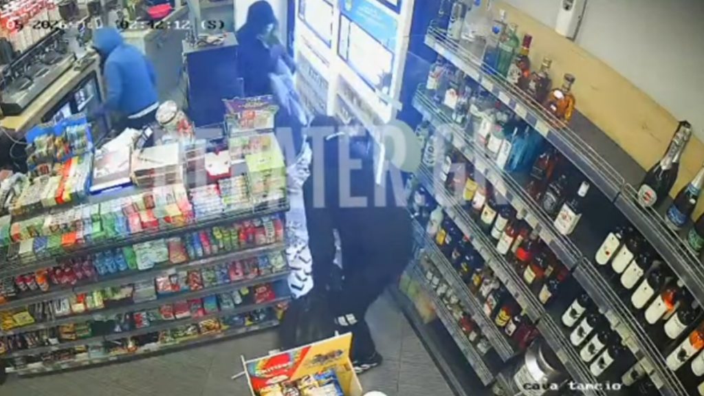 Θεσσαλονίκη: Τρόμος από την εισβολή 3 ληστών με όπλο σε μίνι μάρκετ – Βίντεο ντοκουμέντο