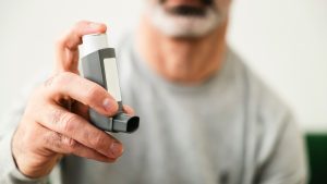 Βρογχικό άσθμα: Τα συμπτώματα και οι επιβαρυντικοί παράγοντες – Πόσοι πάσχουν στην Ελλάδα