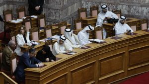 Βουλή: Γιατί τα έδρανα δίπλα στο προεδρείο γέμισαν με Καταριανούς και… κελεμπίες