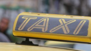 Συνελήφθη οδηγός ταξί που χρέωνε διπλά επιβάτες – Είχε καλύψει το ταξίμετρο με πανί (βίντεο)
