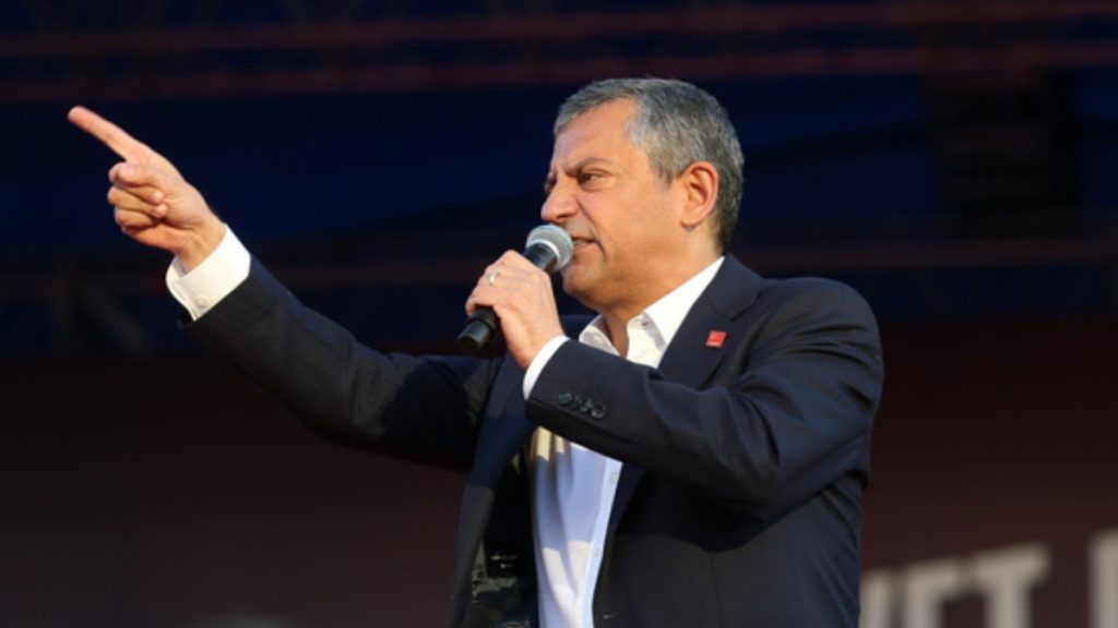 Τουρκία: “Δεν φεύγω” λέει ο Οζέλ μετά την καθαίρεσή του από το CHP – Καλεί σε “αντίσταση”