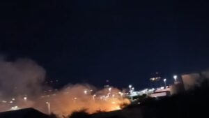 Φωτιά τη νύχτα στο Πέραμα: “Ξέσπασε από φωτοβολίδα από τους πανηγυρισμούς για τον Ολυμπιακό”