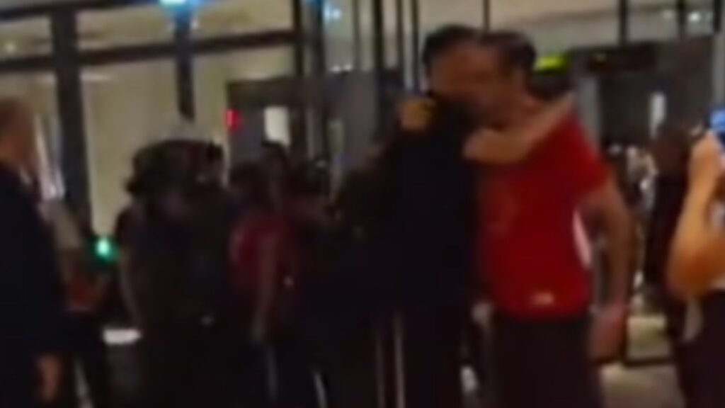 Η στιγμή που ο Δημητριάδης αγκαλιάζει τον Μπαρτζώκα λίγες ώρες μετά το επεισόδιο με τον Μαρινάκη (βίντεο)