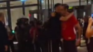 Η στιγμή που ο Δημητριάδης αγκαλιάζει τον Μπαρτζώκα λίγες ώρες μετά το επεισόδιο με τον Μαρινάκη (βίντεο)