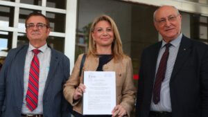 Καρυστιανού: “Να αποβάλουμε την παλαιοκομματική νοοτροπία” – Κατέθεσε την ιδρυτική διακήρυξη του κόμματος