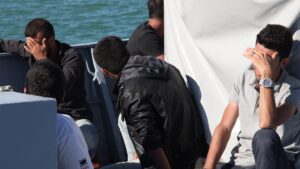 Ακόμα μία λέμβος με 36 μετανάστες νότια της Γαύδου – Πάνω από 700 αφίξεις στην Κρήτη σε μία ημέρα