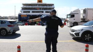 Όπου φύγει-φεύγει οι Αθηναίοι για το τριήμερο του Αγίου Πνεύματος – Σχεδόν γεμάτα αναχωρούν τα πλοία
