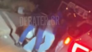 Λεωφόρος Ποσειδώνος: “Νταήδες” αναβάτες μηχανής σπρώχνουν, χτυπούν και βρίζουν οδηγό ΙΧ – Βίντεο ντοκουμέντο