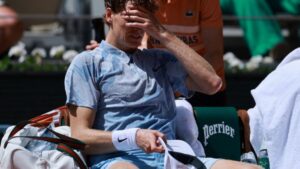 Roland Garros: Η ζέστη «λύγισε» τον Jannik Sinner λίγο πριν το τέλος του αγώνα