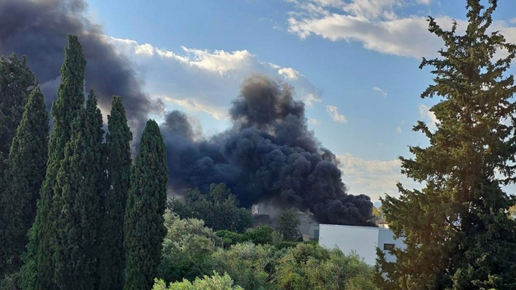 Φωτιά στον εξωτερικό χώρο του παλιού εργοστασίου της Pirelli στην Πάτρα – Ήχησε το 112 για «επικίνδυνους καπνούς» (Βίντεο)