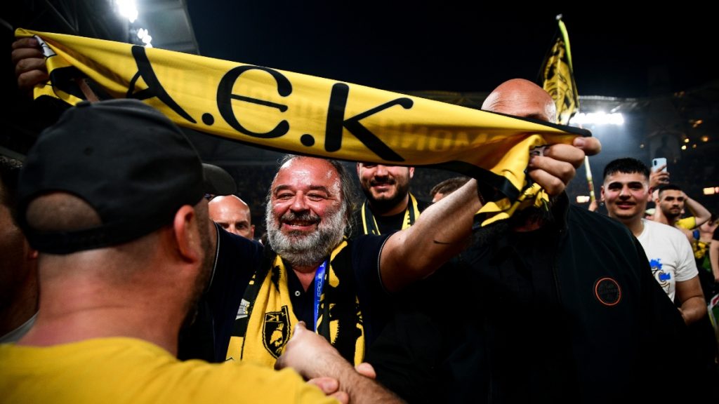 Στον “έβδομο ουρανό” η ΑΕΚ μετά την κατάκτηση του πρωταθλήματος – Τα “έσπασε” στα μπουζούκια ο Ηλιόπουλος (βίντεο)