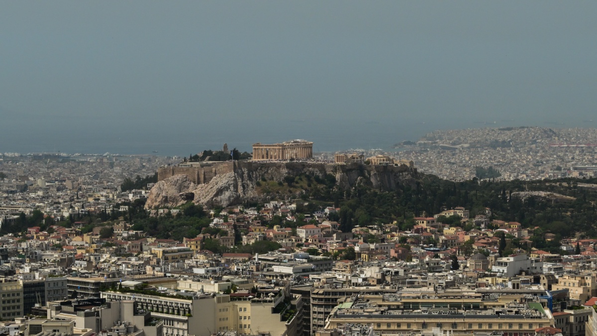 Καιρός: Υποχωρεί σταδιακά το κύμα αφρικανικής σκόνης – Φθινοπωρινό σκηνικό σε Θράκη και Μακεδονία
