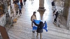 Κωνσταντινούπολη: Επιστρέφουν στην Ελλάδα οι δύο Έλληνες που άνοιξαν ελληνική σημαία στην Αγία Σοφία