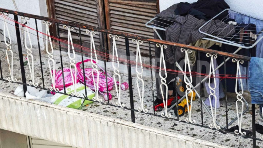 Μούχλα και σκουπίδια: Οι εικόνες από το εσωτερικό του σπιτιού στους Αγίους Αναργύρους – “Κυκλοφορούσαν χωρίς ρούχα το χειμώνα” λένε μάρτυρες