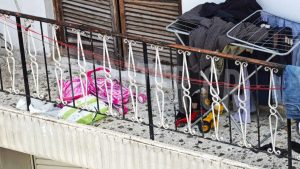Μούχλα και σκουπίδια: Οι εικόνες από το εσωτερικό του σπιτιού στους Αγίους Αναργύρους – “Κυκλοφορούσαν χωρίς ρούχα το χειμώνα” λένε μάρτυρες