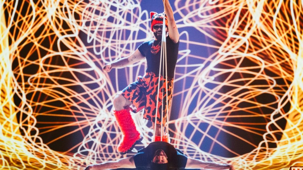 Eurovision 2026: Η στιγμή που ο σωσίας του Akyla ντουμπλάρει τον καλλιτέχνη πάνω στην σκηνή (vids)