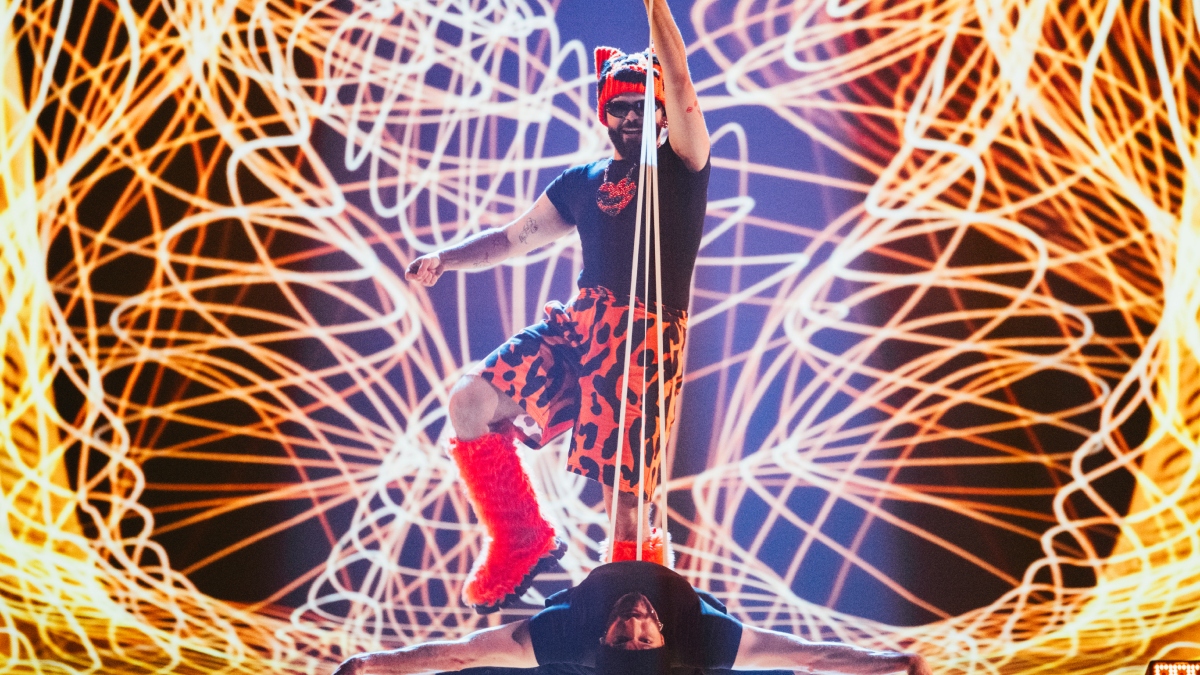 Eurovision 2026: Η στιγμή που ο σωσίας του Akyla ντουμπλάρει τον καλλιτέχνη πάνω στην σκηνή (vids)