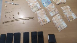 Απάτη στον Δομοκό: “Εφοριακοί” άρπαξαν χρήματα και κοσμήματα από γυναίκα – Πάνω από 30.000 ευρώ η λεία τους (φωτογραφίες)