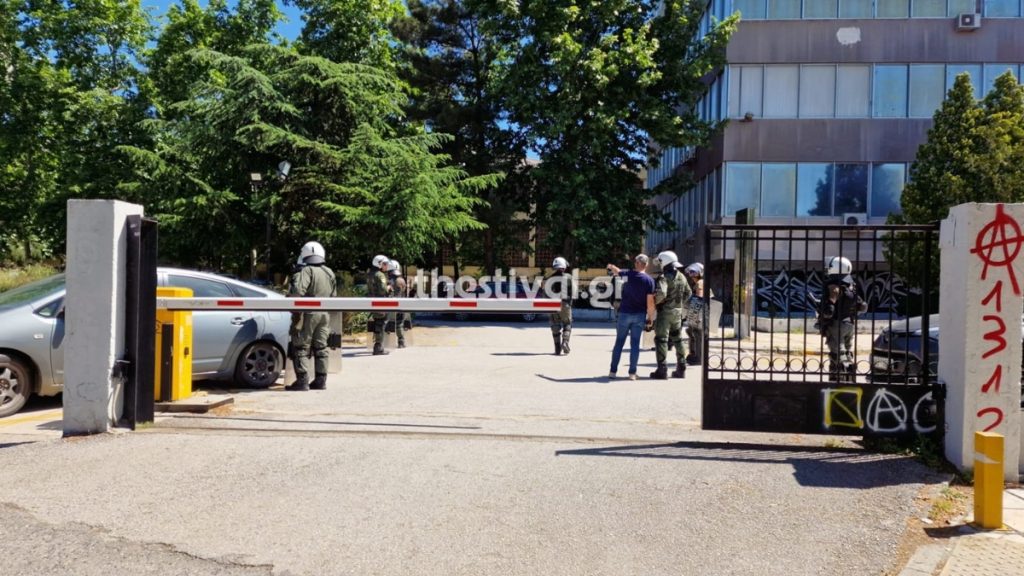 Σοβαρό επεισόδιο στο ΑΠΘ: Αντιεξουσιαστές επιτέθηκαν με ρόπαλα σε φοιτητές – Επτά τραυματίες (βίντεο+φωτογραφίες)