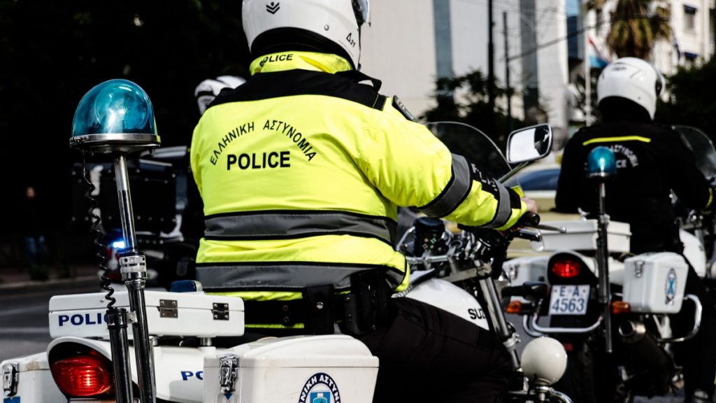 58χρονος επιτέθηκε με γαλλικό κλειδί 42 εκατοστών σε οδηγό στο κέντρο της Αθήνας – Το φαινόμενο της “οδικής οργής”