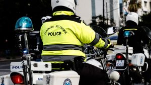 58χρονος επιτέθηκε με γαλλικό κλειδί 42 εκατοστών σε οδηγό στο κέντρο της Αθήνας – Το φαινόμενο της “οδικής οργής”