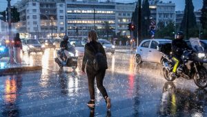 Ισχυρή βροχόπτωση σε πολλές περιοχές της Αττικής – Πώς θα εξελιχθούν τα φαινόμενα τις επόμενες ώρες