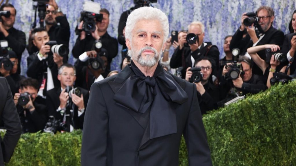 Bad Bunny: Εμφανίστηκε 50 χρόνια μεγαλύτερος στο Met Gala 2026 – Αγνώριστος ο τραγουδιστής (pics)