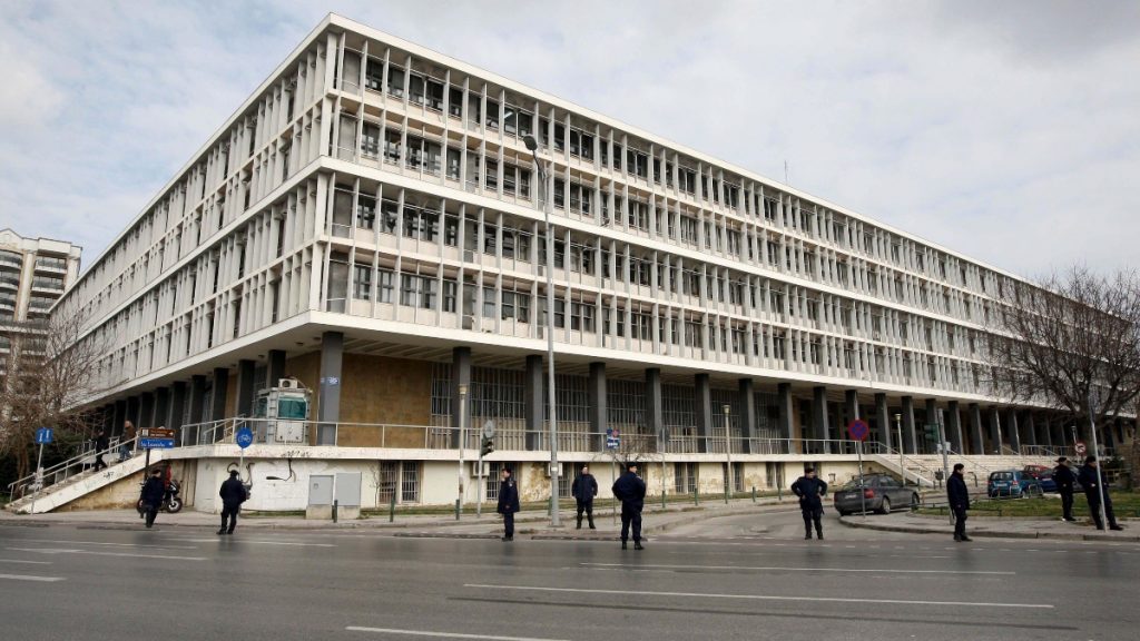 Θεσσαλονίκη: Προσωρινά κρατούμενος ο 67χρονος που μπήκε με σφυρί σε τράπεζα
