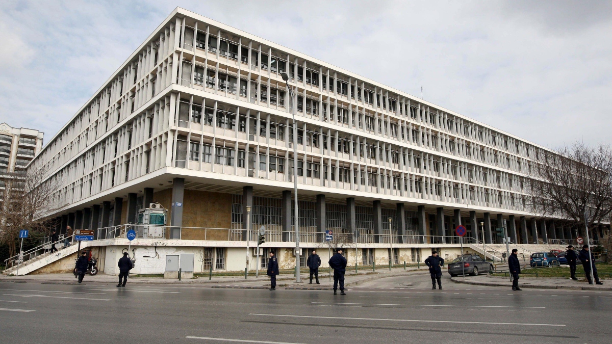 Θεσσαλονίκη: Προσωρινά κρατούμενος ο 67χρονος που μπήκε με σφυρί σε τράπεζα