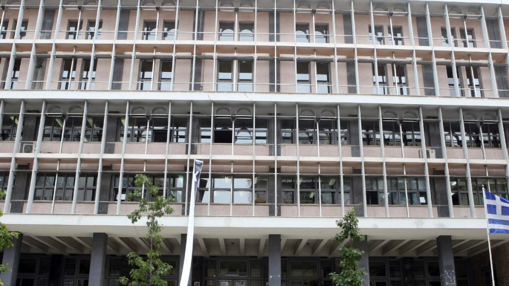 Θεσσαλονίκη: Στα δικαστήρια ο 67χρονος που εισέβαλε με σφυρί σε τράπεζα – “Δεν μπήκε όλη η σύνταξη”