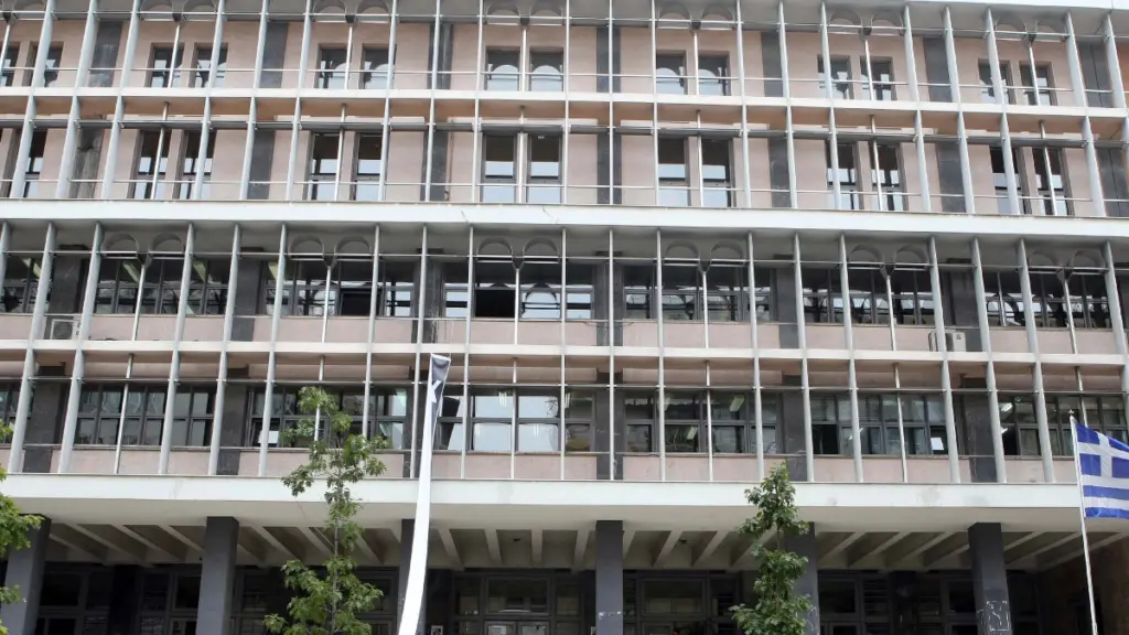 Θεσσαλονίκη: Στα δικαστήρια ο 67χρονος που εισέβαλε με σφυρί σε τράπεζα – “Δεν μπήκε όλη η σύνταξη”