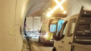 Εγνατία Οδός: Μεθυσμένος οδηγός ξήλωσε πεζοδρόμιο 50 μέτρων σε σήραγγα