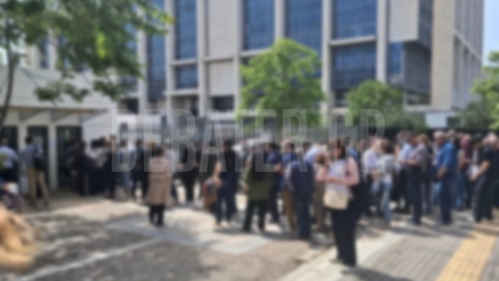 Ειρηνοδικείο Αθηνών: Σε ισχύ τα νέα μέτρα ασφαλείας – Σχηματίστηκαν ουρές έξω από το κτίριο, δείτε εικόνες